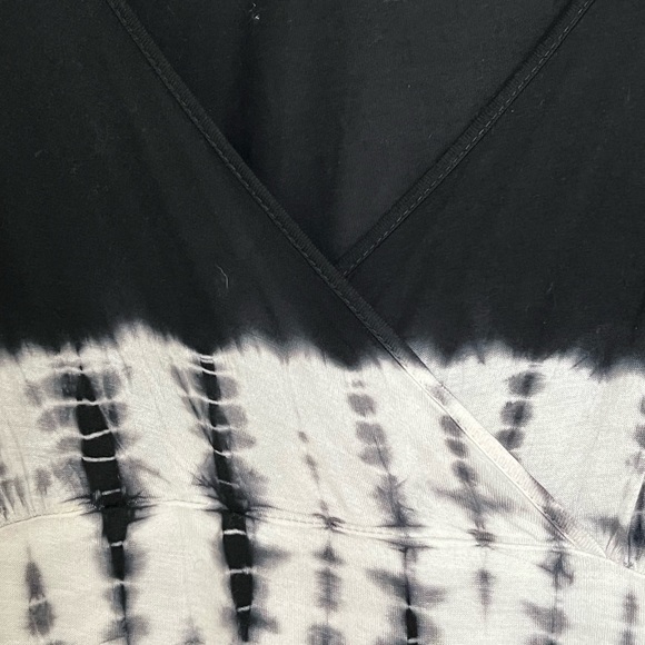 Venus Tunic Top with Deep V-Neck - Picture 2 of 3